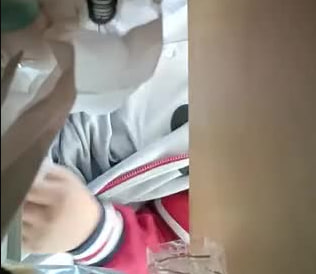 苏州校园实拍激情：小圆圆数学课乳夹裸露诱惑，下课厕所自慰偷拍同学未遂，刺激遗憾！